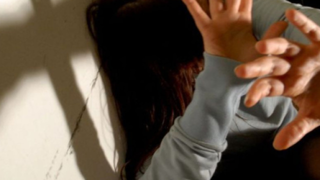 Padre violento perseguitava e abusava della figlia.