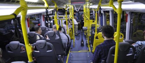 Homem se masturbando em &ocirc;nibus