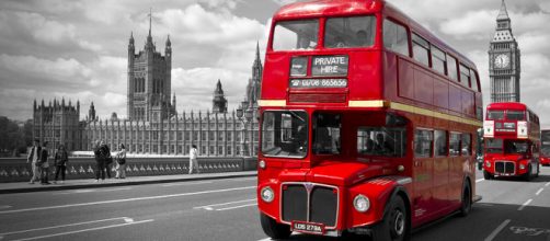 London - Houses Of Parliament And Red Buses Photograph by Melanie ... - fineartamerica.com