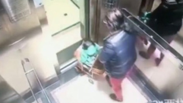 Babysitter picchia un bimbo in ascensore, ma viene incastrata da un video choc