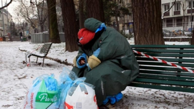 Biella, clochard cacciato via dal box affittato