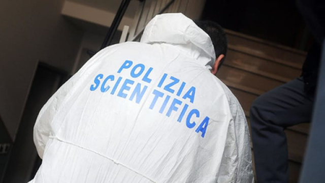 Coppia di anziani morti e avvolti nel cellophan