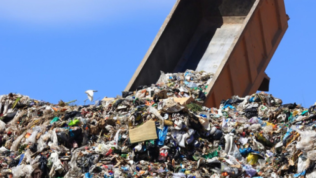 Immagine di scarico di rifiuti in una discarica (foto di repertorio)