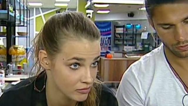 Ivana Mrazova e Luca Onestini si baciano a Mattino 5