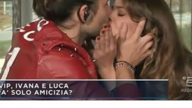 Luca e Ivana a Mattino 5 bacio a stampo