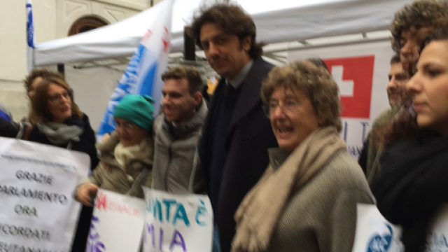 Marco Cappato in piazza Montecitorio per il sit in dell'Associazione Coscioni