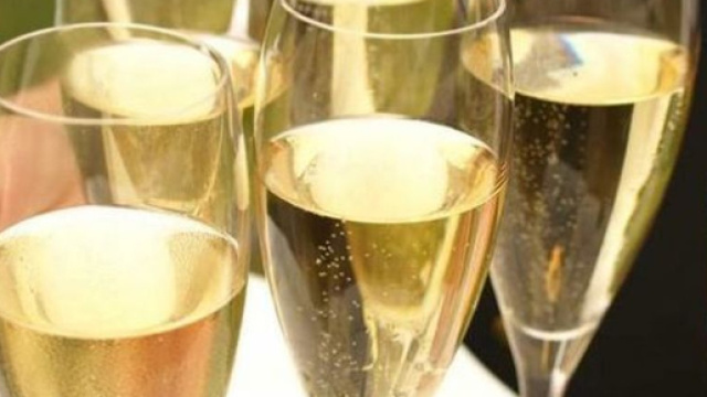 PROSECCO sotto accusa distruggerebbe i denti