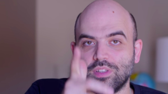 Roberto Saviano spiega il fenomeno dell' hating con un video.
