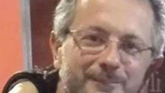 Si cerca il figlio della coppia trovata morta e avvolta nel cellophane. Da ieri &egrave; irreperibile. Foto: tgcom24.