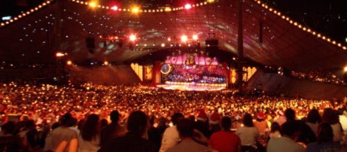 Christmas Carols during a performance. - [Image via: DocklandsTony on Flickr.com]