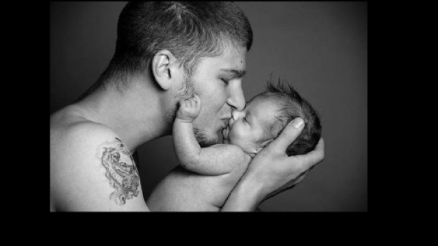 La depressione dopo il parto pu&ograve; affliggere anche i pap&agrave;. Fonte: Pinterest