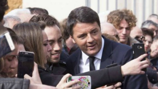 Matteo Renzi con alcuni giovani (foto di repertorio)