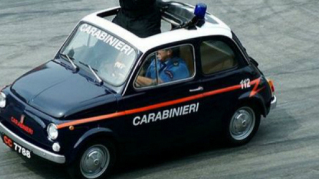 Pubblica una barzelletta sui carabinieri e viene denunciata
