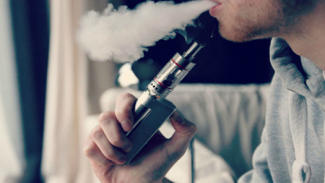 Un ragazzo utilizza una sigaretta elettronica