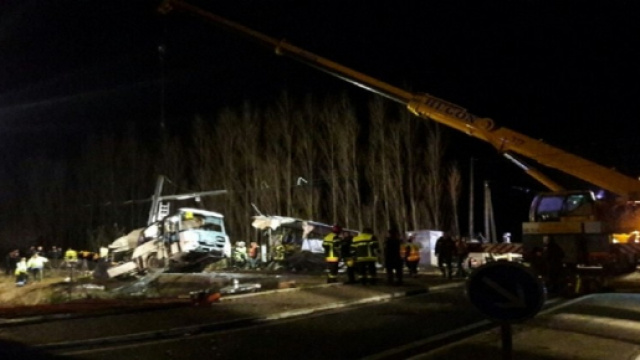 Un terrible accident entre un bus scolaire et un train &agrave; Millas fait quatre morts et vingt bless&eacute;s