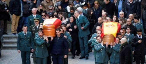 Despedida multitudinaria en Alca&ntilde;iz a los dos guardias civiles ... - 20minutos.es