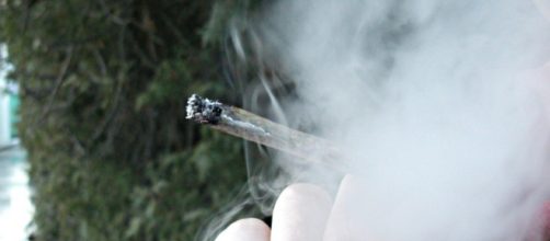 Em alta, cantor &eacute; flagrado fumando maconha e gera coment&aacute;rios; assista