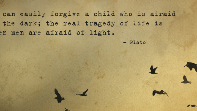 "noi possiamo facilmente dimenticare un bambino che ha paura del buio; ma la vera tragedia &egrave; quando un uomo ha paura della luce"
