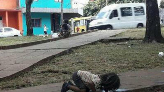 Scatta la solidariet&agrave; per la bimba che beve da una pozzanghera - avvenire.it
