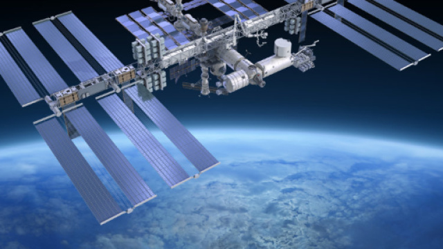 UFO avvistato vicino alla ISS.