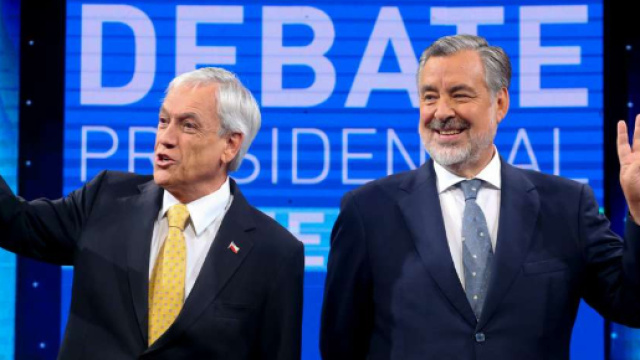 Les candidats Sebastian Pi&ntilde;era (&agrave; gauche) et Alejandro Guillier (&agrave; droite) aux Pr&eacute;sidentielles / Esteban F&eacute;lix // AFP