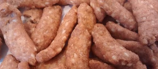 Heath benefits of sesame sticks. [Image via Mr. Granger (Own work) [CC0], via Wikimedia Commons]