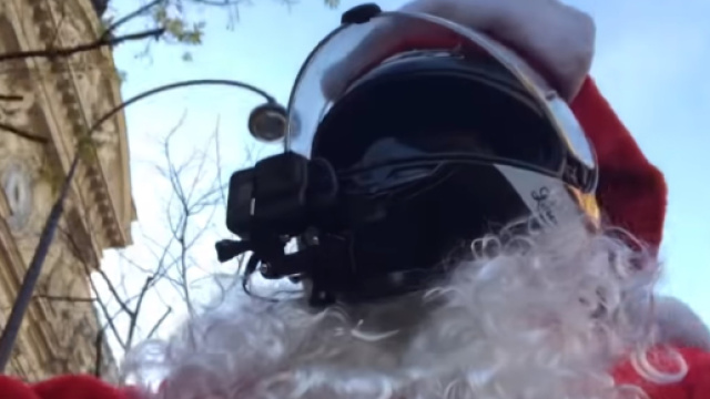 Chris, courageux motard justicier d&eacute;guis&eacute; en P&egrave;re No&euml;l (Cr&eacute;dit YouTube @CHRIS-RS)