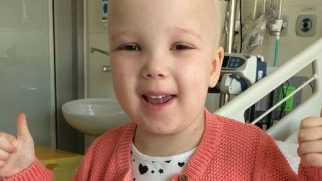 Festeggia il suo primo Natale senza il cancro a 7 anni