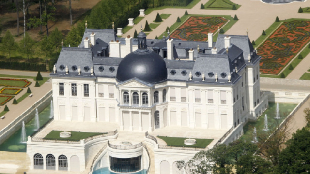 Il finto castello Luigi XIV, acquistato a Versailles per 275 milioni di euro, &egrave; la residenza privata pi&ugrave; costosa al mondo.