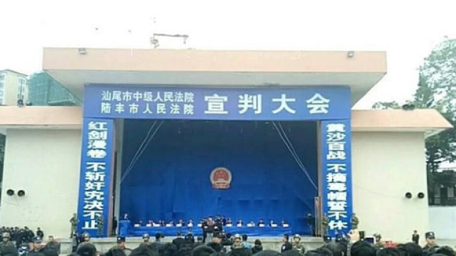 Il palco da dove sono state lette le condanne di morte (The Guardian)