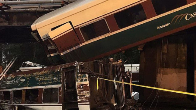 Usa, treno Amtrak deraglia e vagone precipita sull'autostrada ... - ilfattoquotidiano.it