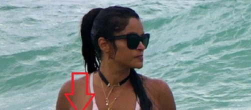 Claudia Jordan se diverte na praia em dia de folga