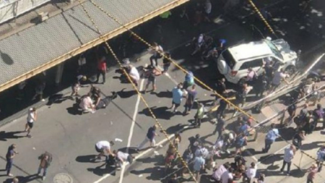 La scena dell'incidente di Melbourne vista dall'alto, &egrave; visibile il Suv bianco che ha colpito i passanti - Notizie.it