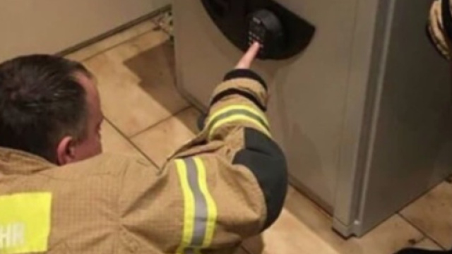 Una foto dei pompieri mentre cercano di aprire la cassaforte