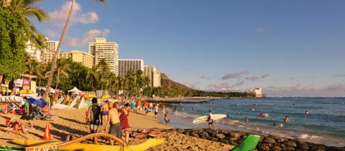People on Waikiki Beach, Honolulu (Image credit &ndash; Cristo Vlahos, Wikimedia Commons)