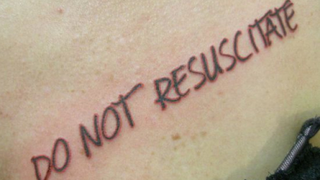 Esempio di tatuaggio 'Do not Resuscitate". Fonte: Pinterest
