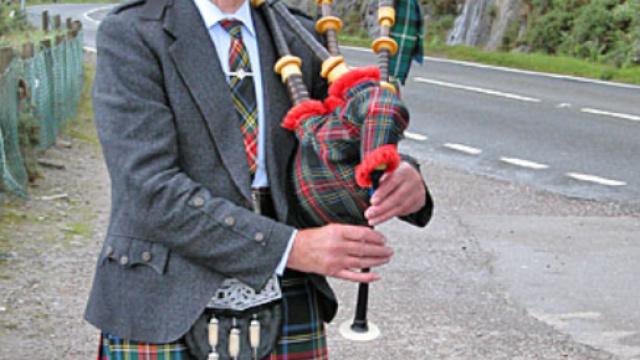 Nuova Zelanda: suona la cornamusa mentre guida e viene arrestato