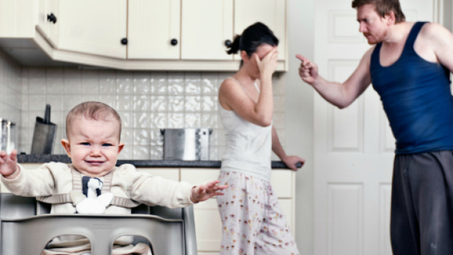 Uomo marocchino rompe il cranio del figlio e picchia la moglie a Milano
