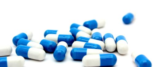 Pills sprawled out [Image via Pexels]