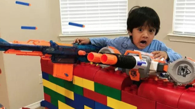 Bambino diventa milionario giocando su Youtube