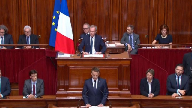 Emmanuel Macron veut r&eacute;former les institutions en un an | Euronews - euronews.com