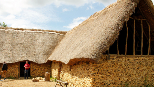 En Normandie, Ornavik, un parc o&ugrave; les b&eacute;n&eacute;voles vivent comme les normands, en l'an 1 000
