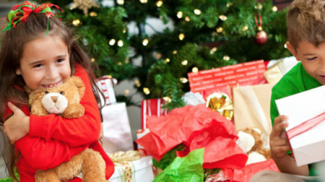 I giochi con i bambini attorno all'albero per aspettare Babbo Natale - mediaset.it