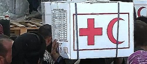 "God is merciful! Russia saved us!" &ndash; inhabitants of Deir-ez-Zor with Russian humanitarian aid packages (screenshot\ YouTube)