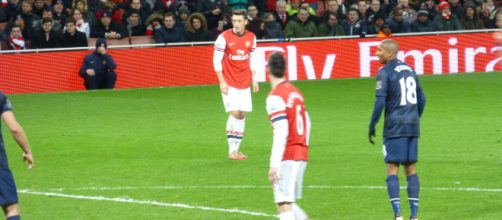 Mesut Ozil preparingto take a free-kick against Manchester United in a past match. (Image Credit: Wonker/Flickr)