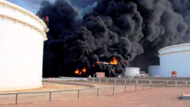Nube di fumo ripresa in lontanaza.