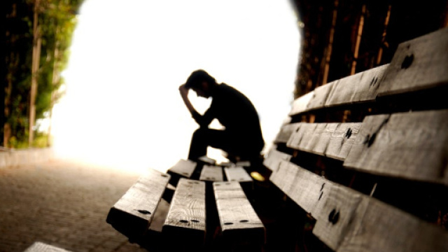 Contratto da commessa non rinnovato: poco dopo un 19enne si suicida in casa