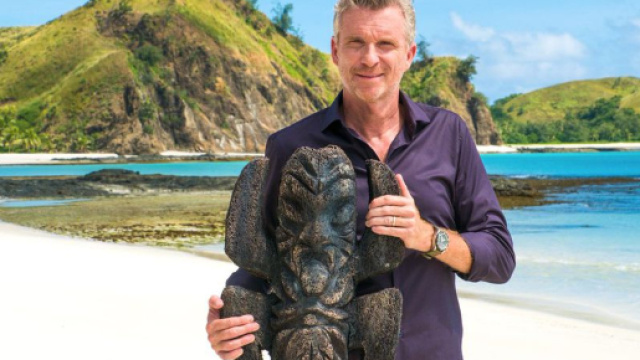 Denis Brogniart et le totem de la 18e saison "Koh Lanta Fidji"