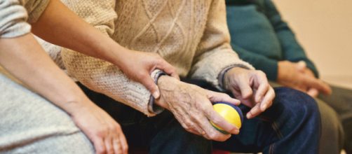 Can cracking joints cause arthritis? (via Pexels.com - Matthias Zomer)