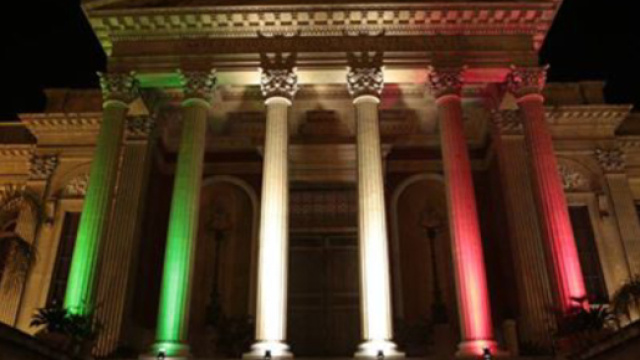 Il Teatro Massimo di Palermo illuminato dal tricolore
